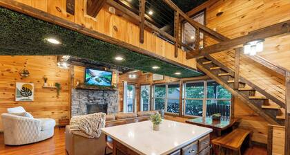 Big Time Hill Cabin with an indoor pool, hot tub, & great views!