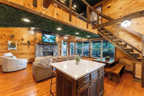 Big Time Hill Cabin with an indoor pool, hot tub, & great views!