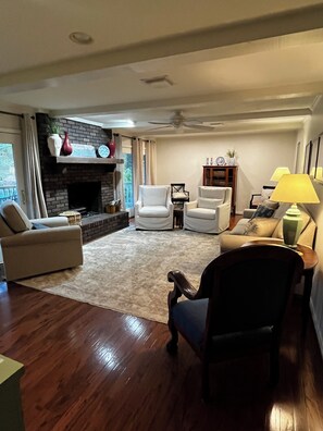 Televisio, takka, videopelejä, DVD-soitin