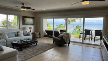 Een smart-tv, een dvd-speler, boeken en een filmbibliotheek