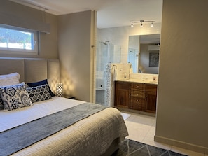2 bedrooms, in-room safe, iron/ironing board, free WiFi