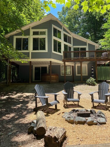 Lake Front / Dock, HotTub, Woods, kajakit / SUP, 3 rantoja, fossiileja, teatterihuone