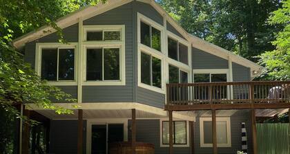 Lake Front / Dock, HotTub, Woods, kajakit / SUP, 3 rantoja, fossiileja, teatterihuone