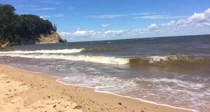 Seeufer / Dock, HotTub, Wald, Kajaks / SUP, 3 Strände, Fossilien, Theaterraum