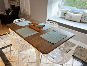 Dining - San Antonio Family Getaway: Private Pool & Backyard - 4Bed 2Bath with sunroom  (San Antonio)