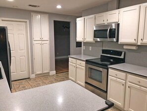 Fridge, microwave, oven, stovetop - San Antonio Family Getaway: Private Pool & Backyard - 4Bed 2Bath with sunroom  (San Antonio)