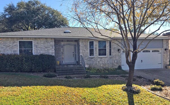 Exterior - Private Pool Oasis I 4BR Near SeaWorld & Lackland (San Antonio)