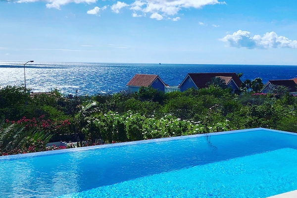 Panoramic ocean Views from every angle, Private, gated New Villa