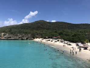 Una playa cerca, sillas reclinables de playa, toallas de playa
