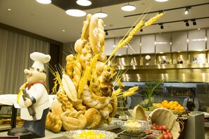 Daily buffet breakfast (CNY 89.60 per person)