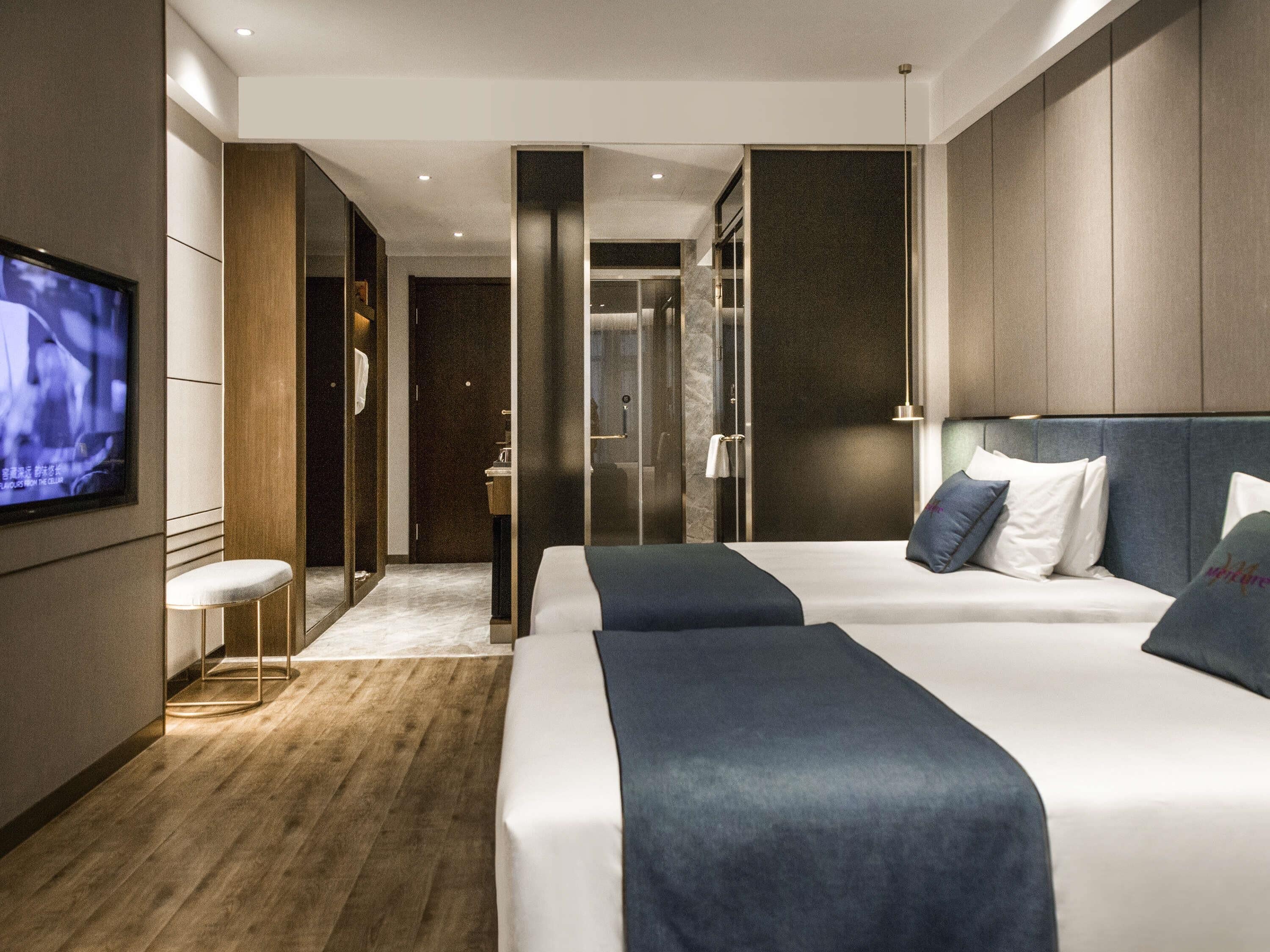 Minibar, caja de seguridad en la habitación y escritorio 