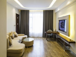 Minibar, in-room safe, desk, blackout curtains - Mercure Harbin Songbei (Harbin)