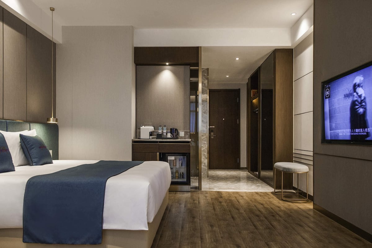 Superior Room, 1 King Bed | 1 bedroom, minibar, in-room safe, individually decorated
