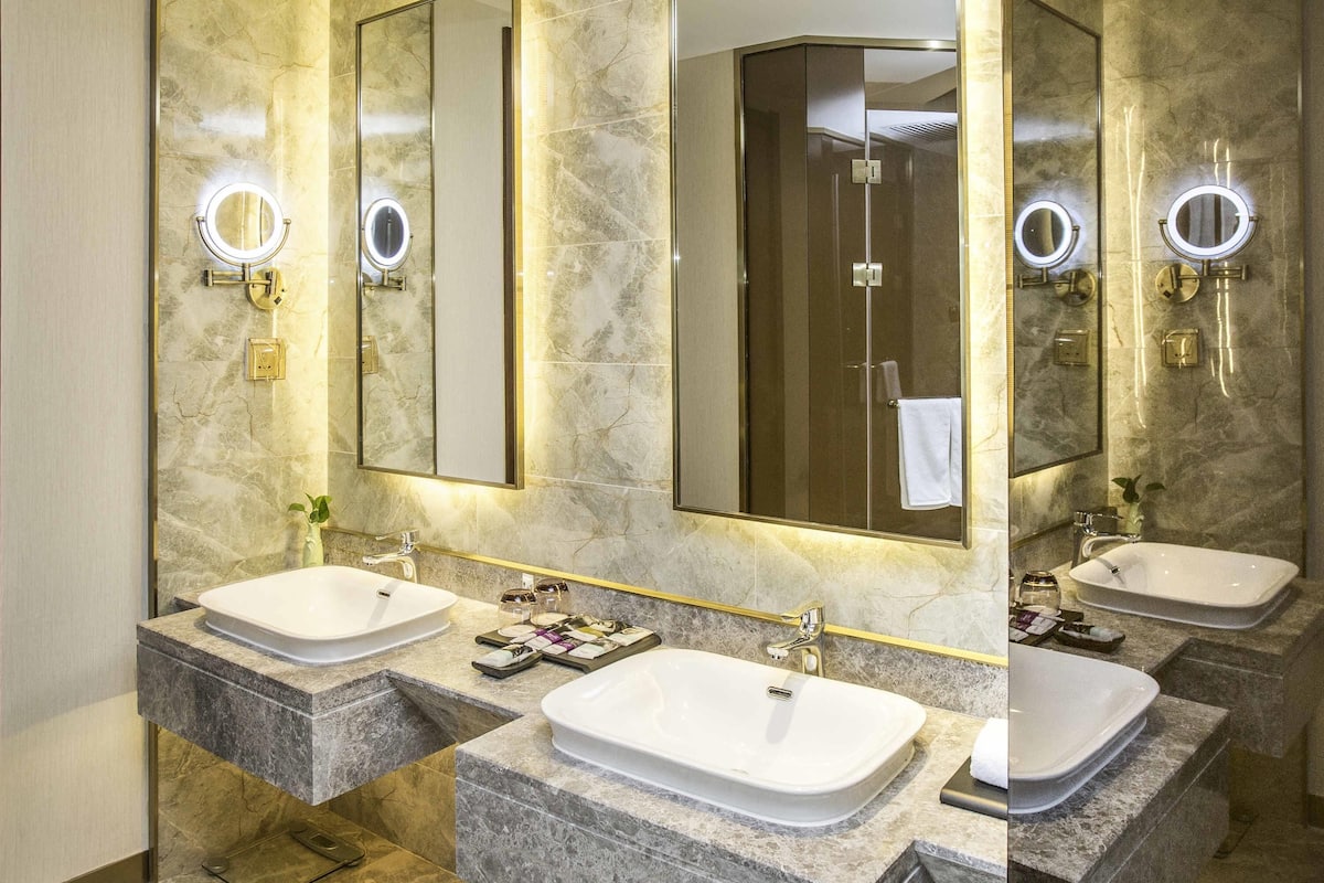 Deluxe Suite, 1 King Bed | 1 bedroom, minibar, in-room safe, individually decorated