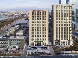Un edificio de gran altura con un letrero llamativo que dice 'Mercure HOTEL'.