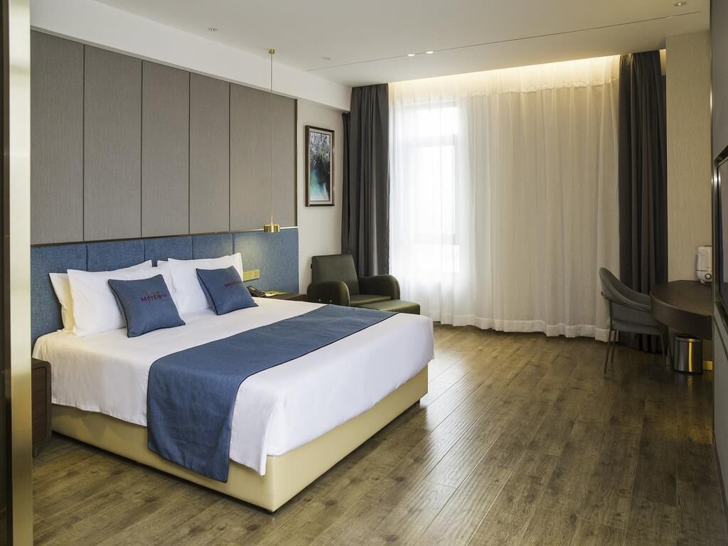 Executive Room, 1 King Bed | Minibar, in-room safe, individually decorated, desk
