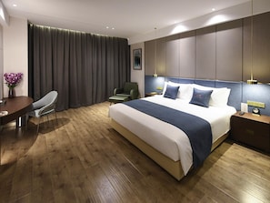 Quarto executivo, 1 cama King | 1 quarto, frigobar, cofres nos quartos, individualmente decorados