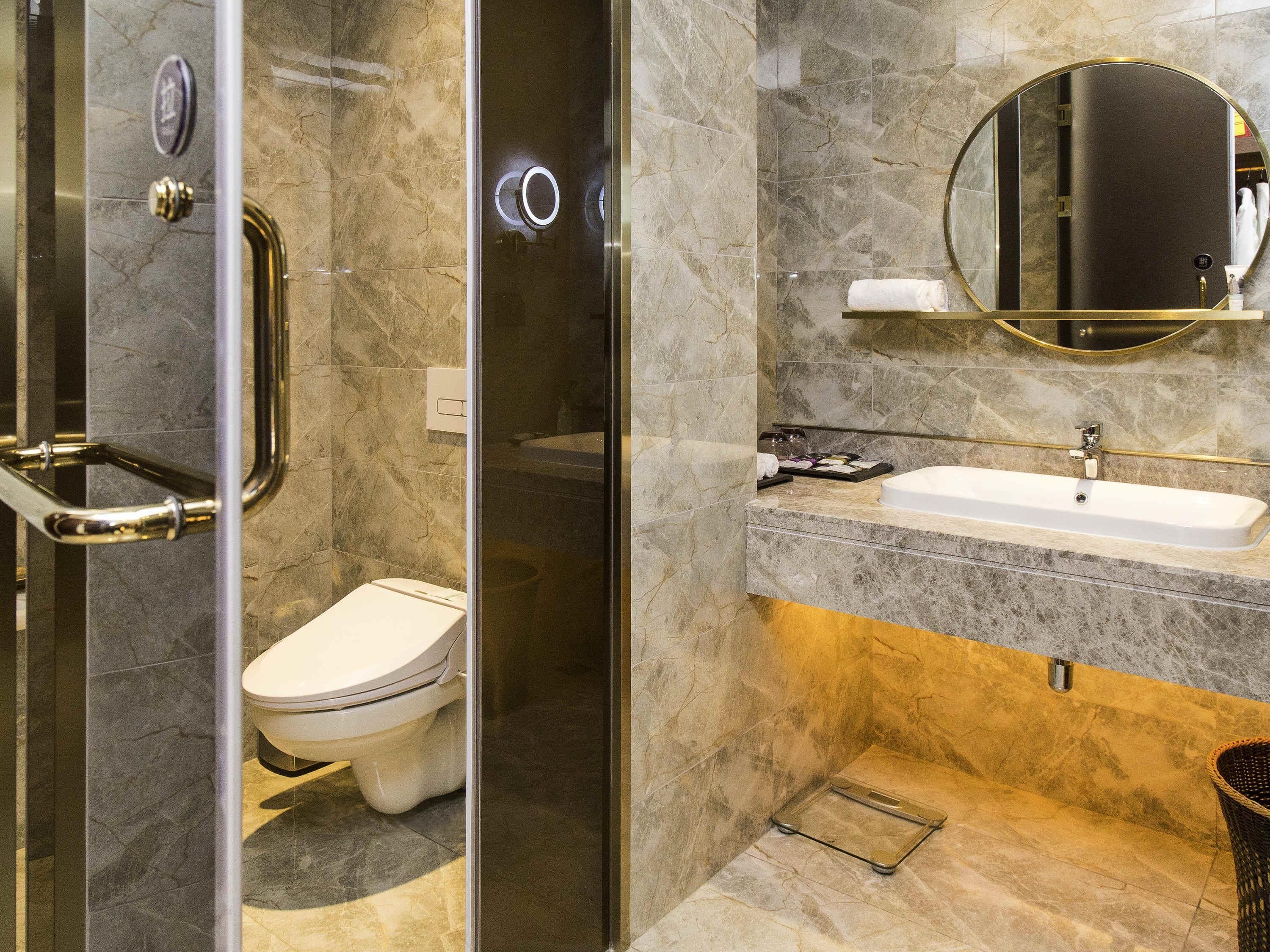 Minibar, caja fuerte, decoración individual y escritorio