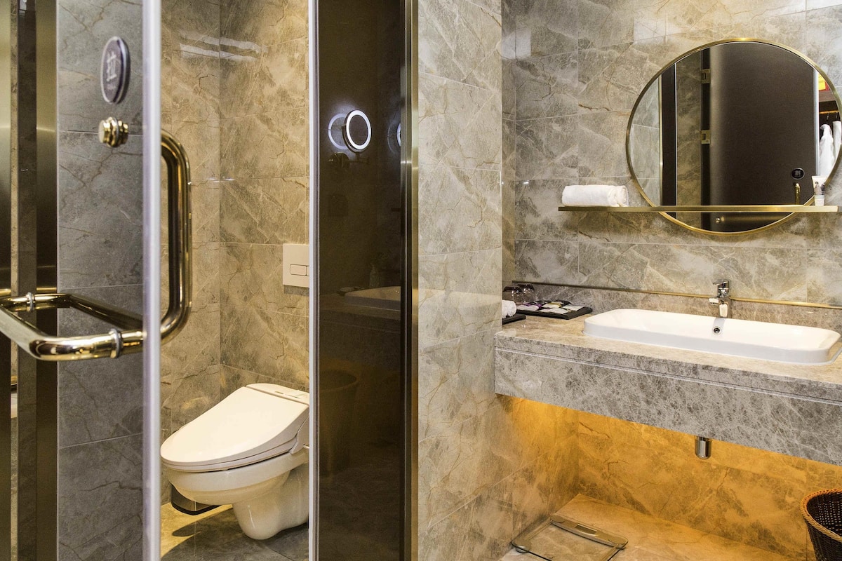 1 bedroom, minibar, in-room safe, individually decorated