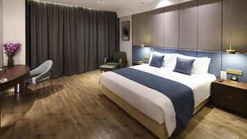 Habitación ejecutiva, 1 cama King size | Minibar, caja de seguridad en la habitación y decoración personalizada