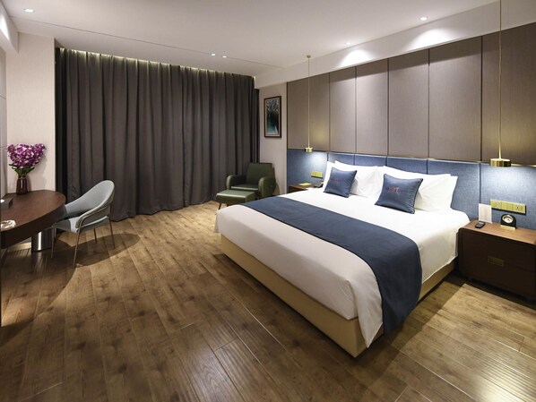 Executive Room, 1 King Bed | 1 bedroom, minibar, in-room safe, individually decorated