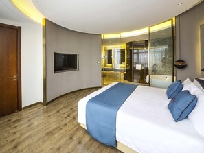 Minibar, caja de seguridad en la habitación y decoración personalizada 