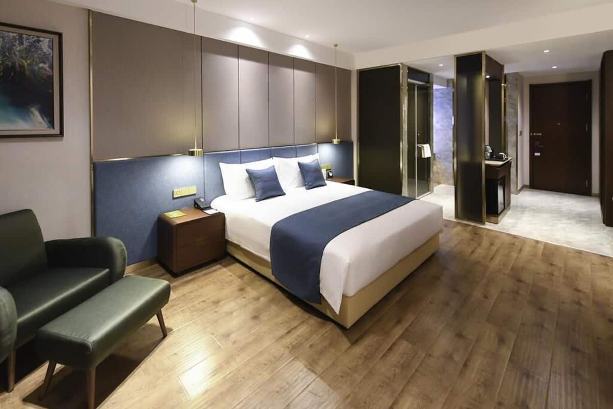 Superior Room, 1 King Bed | Minibar, in-room safe, individually decorated, desk