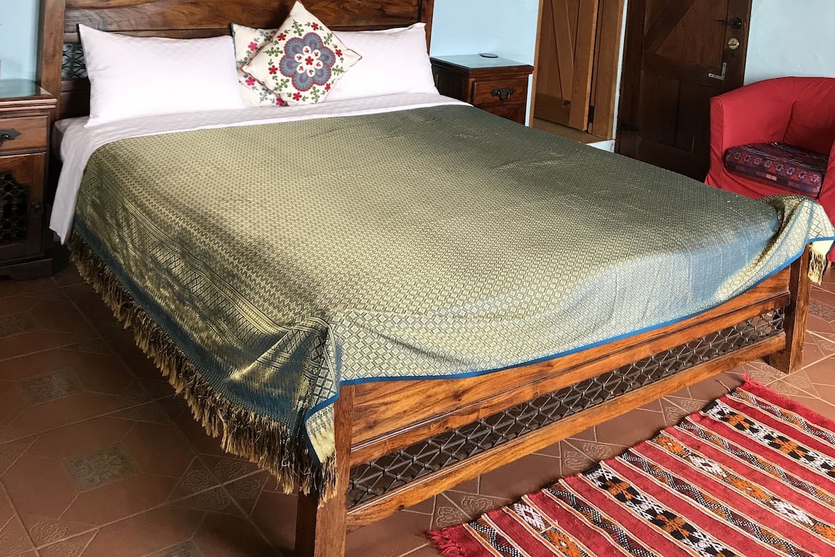 Egyptian cotton sheets, individually decorated, desk, blackout drapes