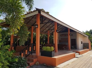 Breakfast, lunch and brunch served - Naraya Resort (Ko Lanta)