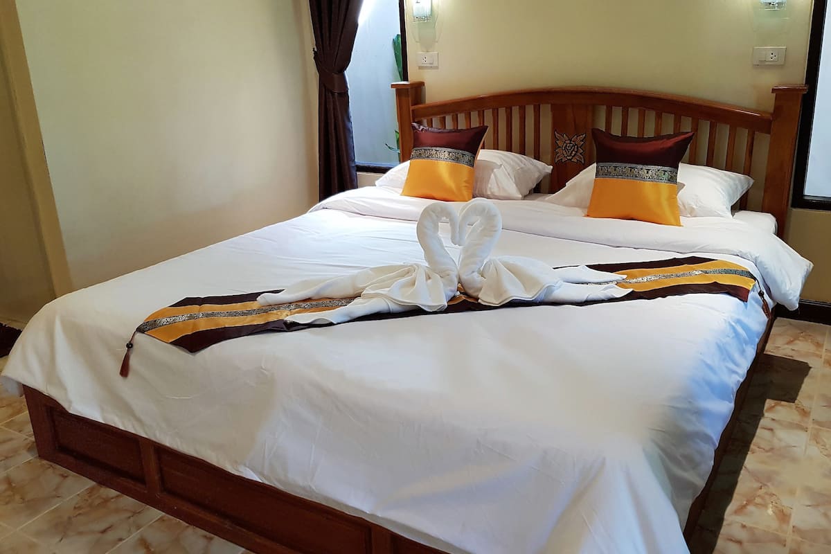 deluxe room | 1 bedroom, in-room safe, individually decorated, individually furnished