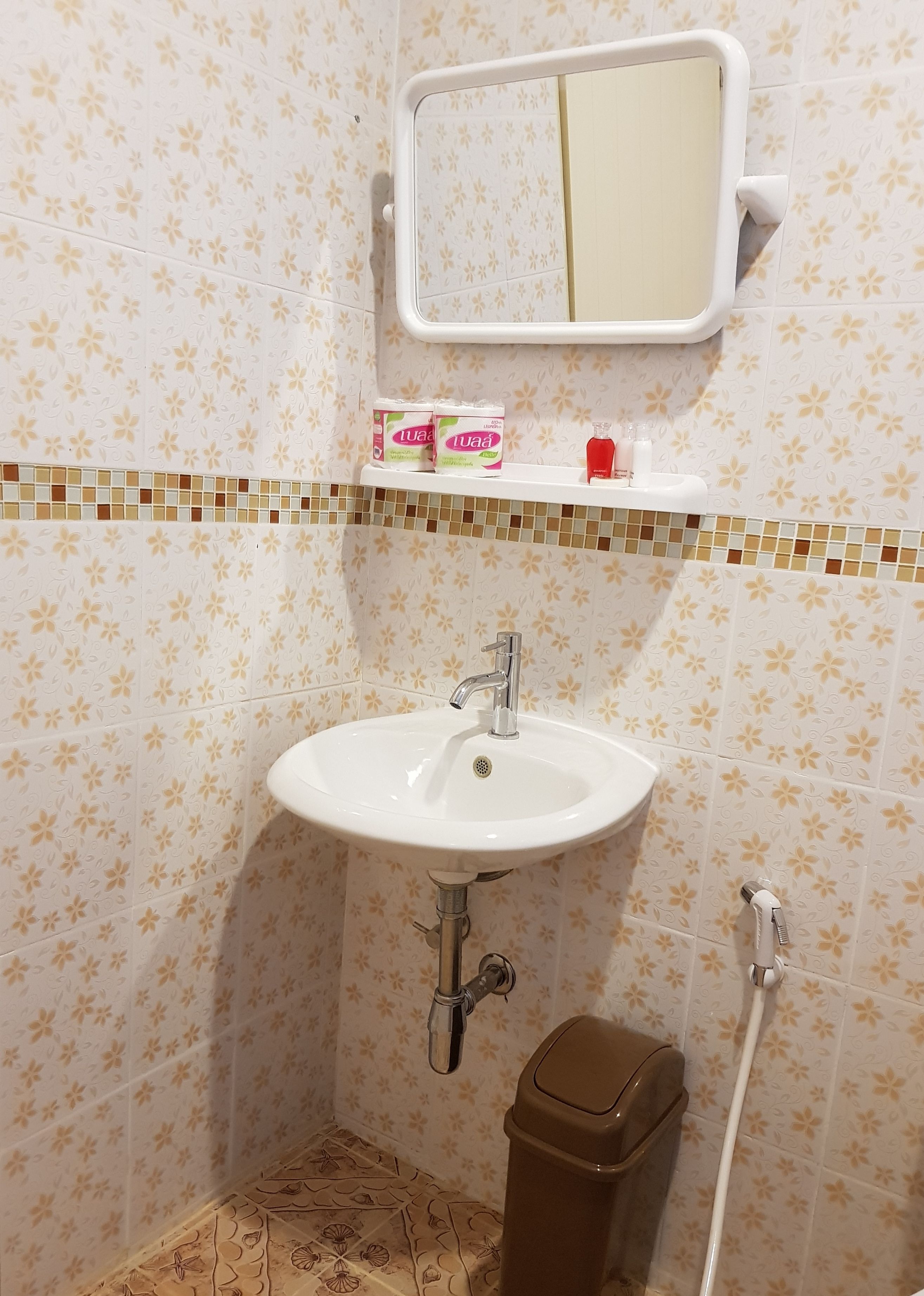 deluxe room | bathroom | shower, free toiletries, hair dryer, towels