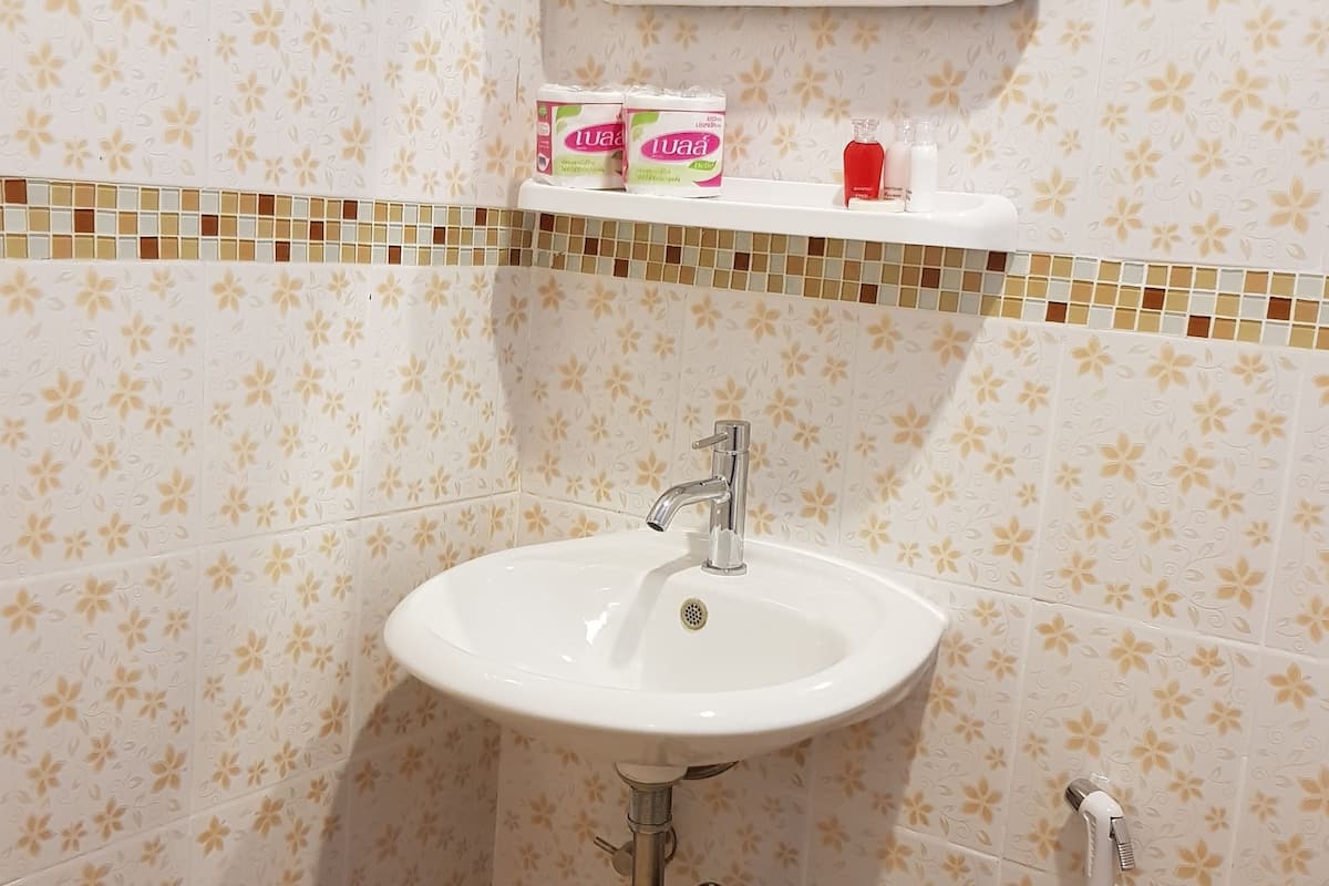 deluxe room | bathroom | shower, free toiletries, hair dryer, towels