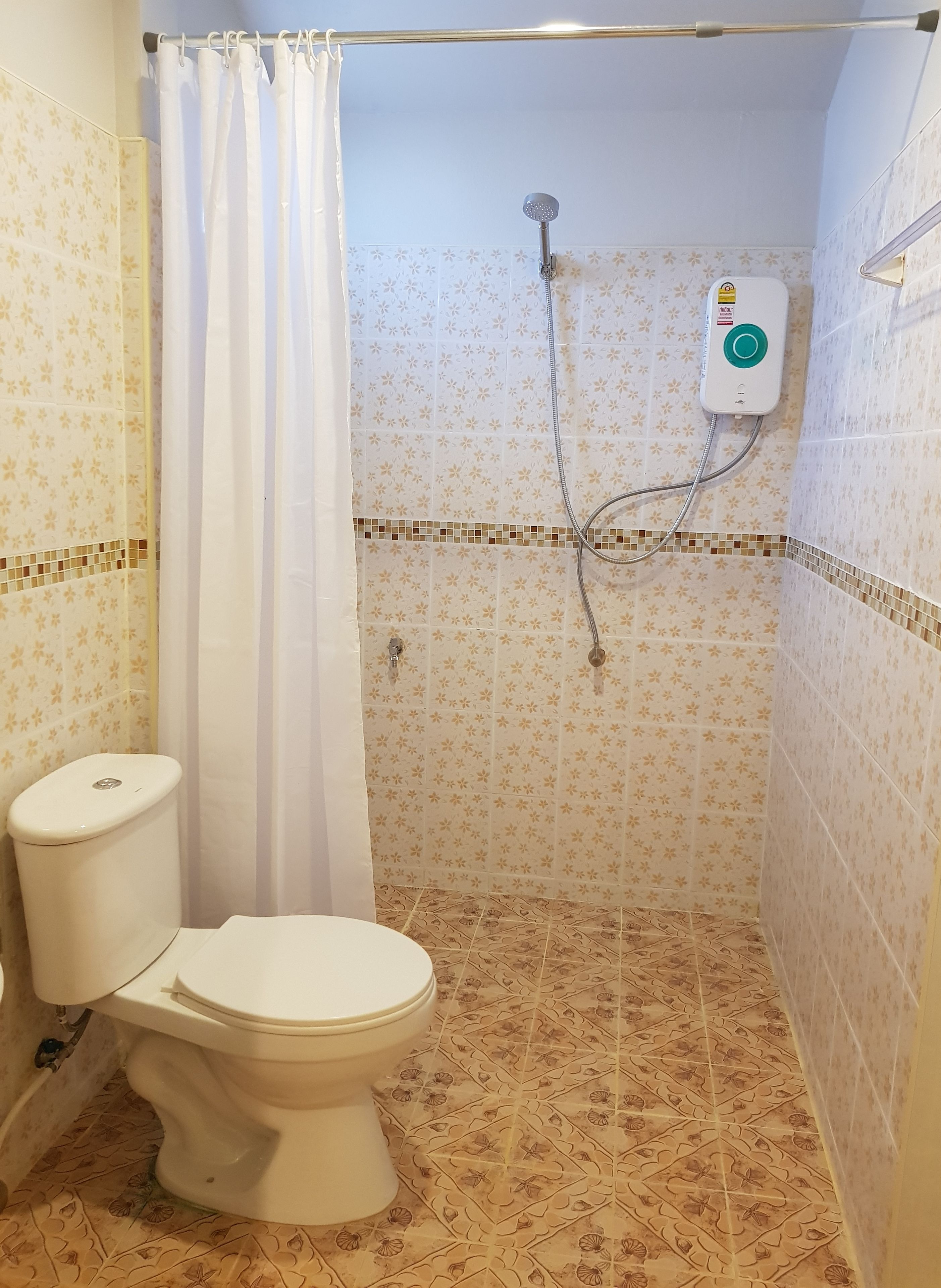 deluxe room | bathroom | shower, free toiletries, hair dryer, towels