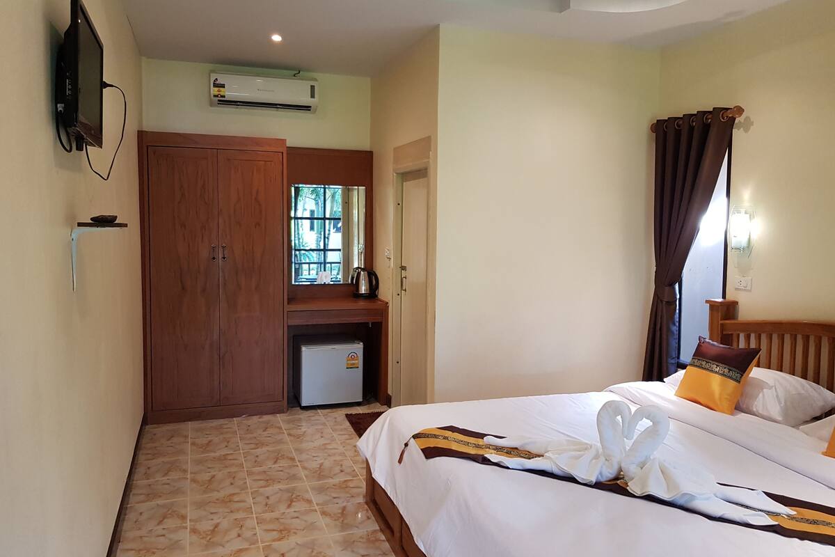 deluxe room | 1 bedroom, in-room safe, individually decorated, individually furnished