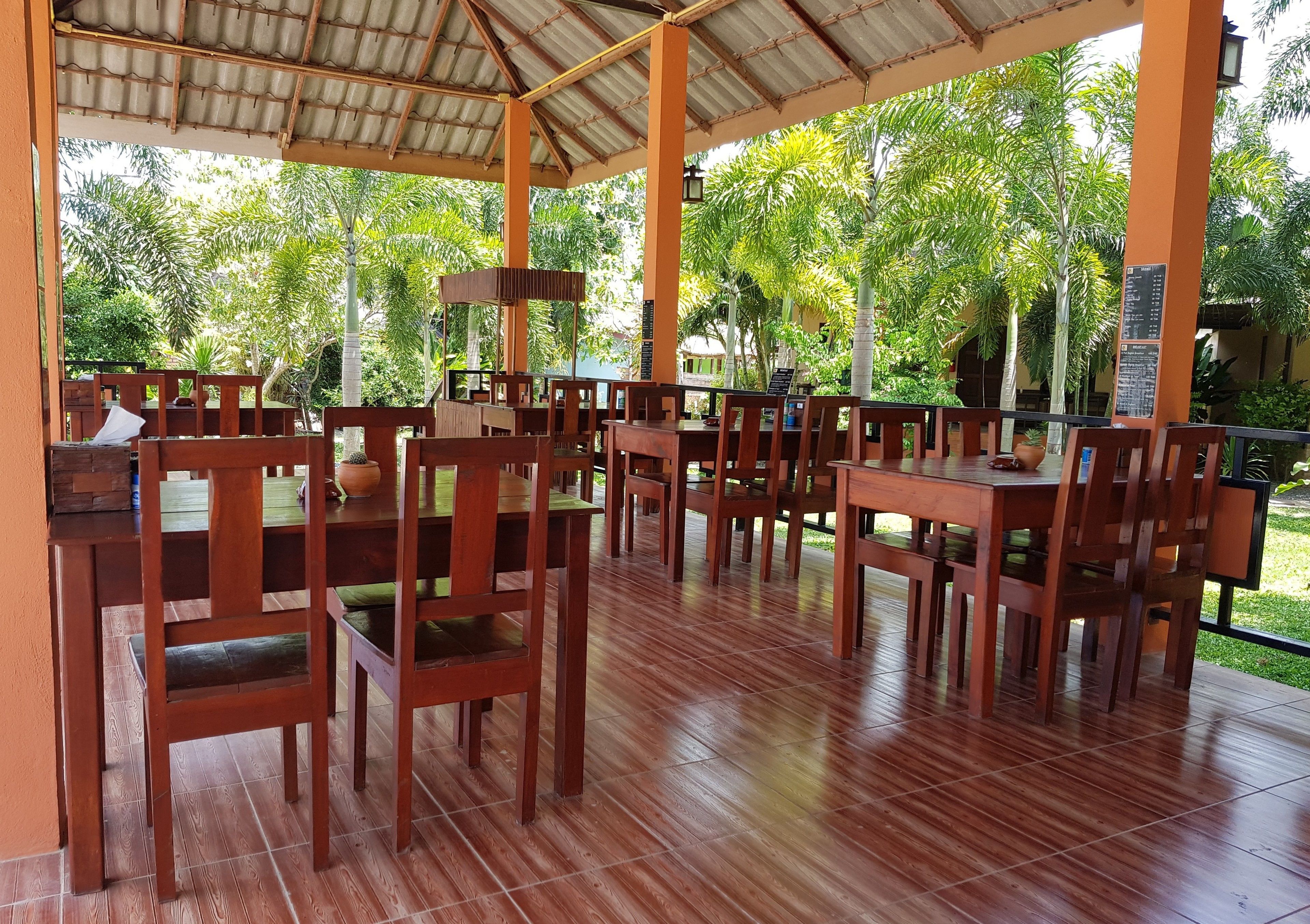 breakfast, lunch and brunch served