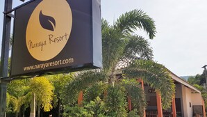 Letrero del Resort Naraya con una dirección web.