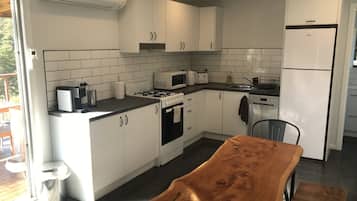 Full-sized fridge, microwave, oven, stovetop