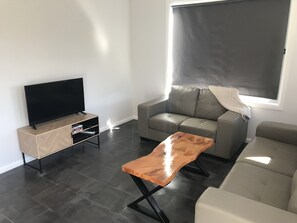 Televisión de pantalla plana, chimenea, reproductor de DVD