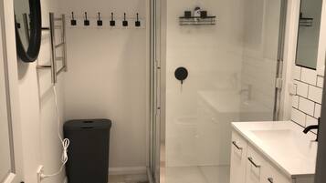 Comfort-mökki, 3 makuuhuonetta, vuoristonäköala, vuorten lähellä | Kylpyhuone | Suihku, hiustenkuivaaja, pyyhkeet