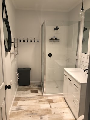 Casa Confort, 3 habitaciones, vista a la montaña, junto a la montaña | Baño | Regadera y secadora de cabello