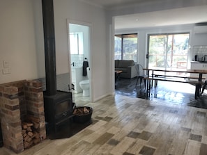 Flat-screen TV, fireplace, DVD player - Derby Digs Barn (Derby)