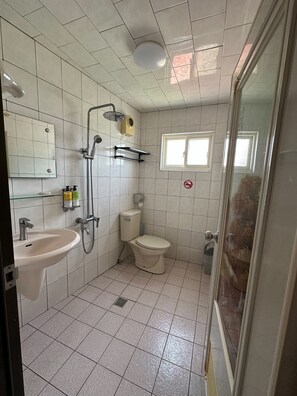 Deluxe Quadruple Room, 2 Double Beds, Non Smoking | Bathroom | Shower, hair dryer, slippers, towels - Da Feng Homestay (Liuqiu)