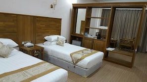 Deluxe Room - Famous Hotel Loikaw (Loikaw)