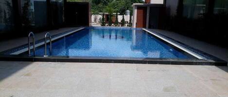 Una piscina al aire libre