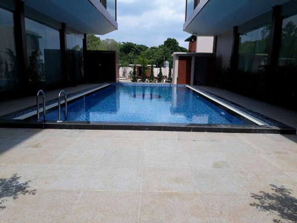 Outdoor pool - Famous Hotel Loikaw (Loikaw)