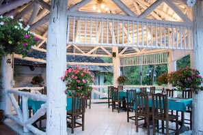 Breakfast, lunch, dinner served; local and international cuisine 