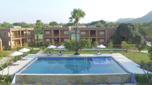 Outdoor pool - Famous Hotel Bagan 2 (Nyaung-U)