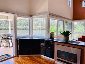 Großer Kühlschrank, Mikrowelle, Ofen, Herdplatte