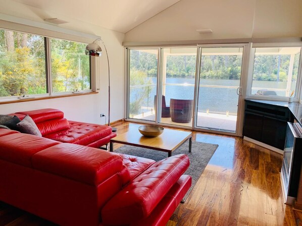 Flachbildfernseher, Kamin, DVD-Player