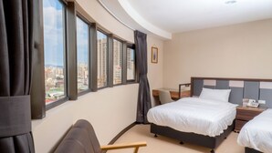 A hotel room with two beds, a desk, and a chair. - Greeninn Hotel (New Taipei City)